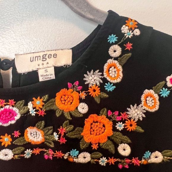 Umgee black tunic top / mini dress embroidered with beautiful flowers size small - Picture 7 of 9